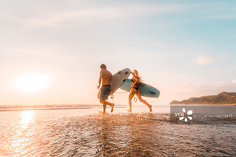 冲浪者奔向大海图片素材