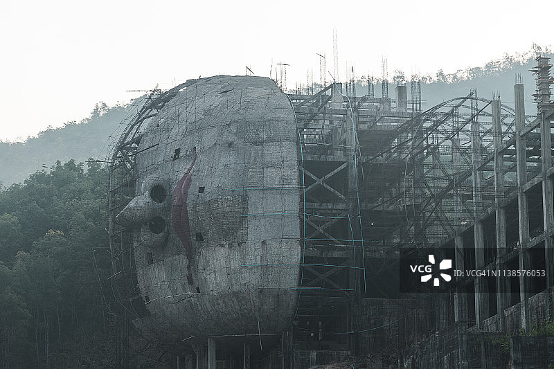 在东南亚缅甸孟邦毛淡棉附近建造的巨型卧佛图片素材