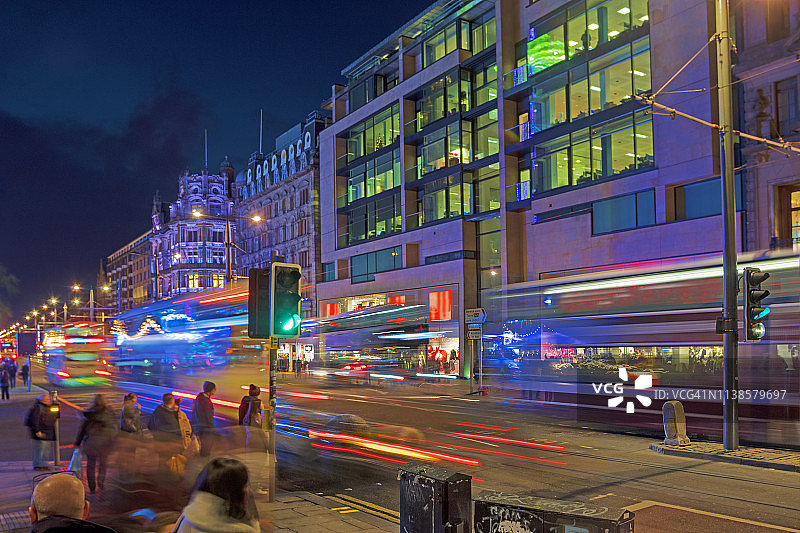 英国苏格兰爱丁堡王子街的圣诞灯饰和节日气氛图片素材