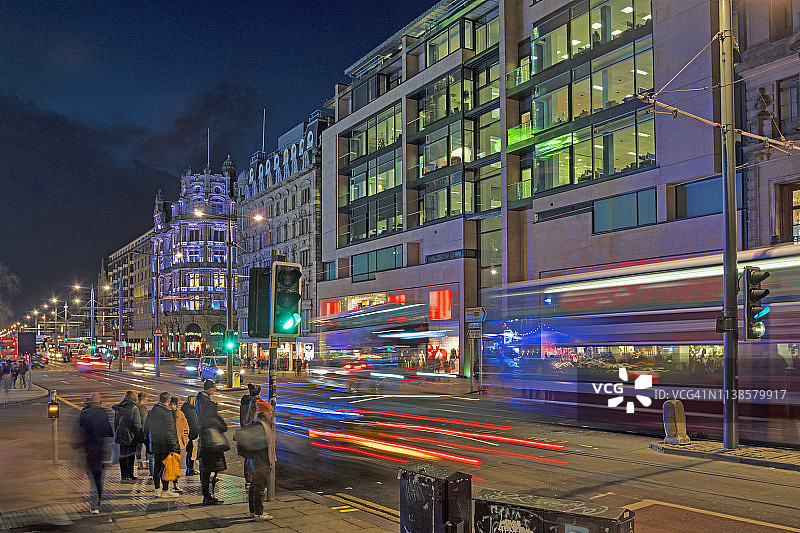 英国苏格兰爱丁堡王子街的圣诞灯饰和节日气氛图片素材