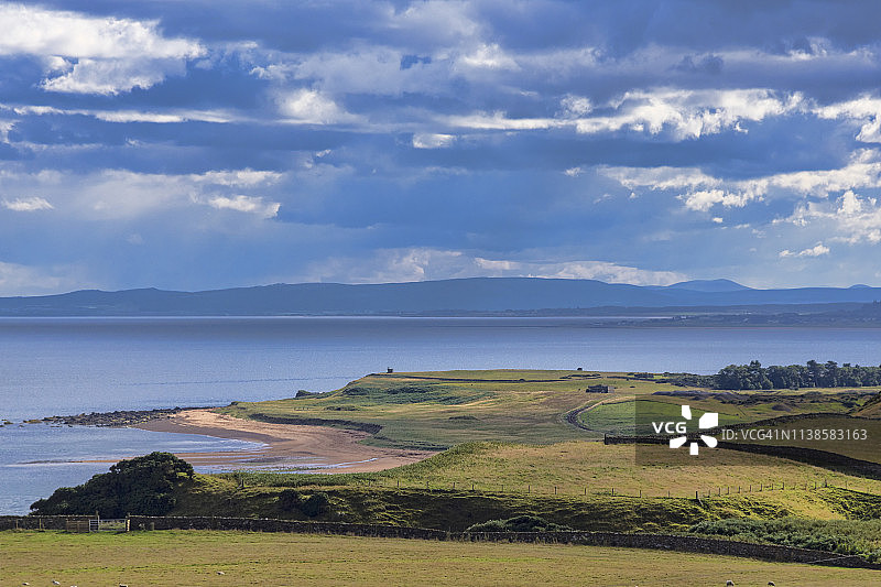 从A9公路的赫尔姆斯代尔附近向南看凯思内斯海岸，英国苏格兰高地地区图片素材
