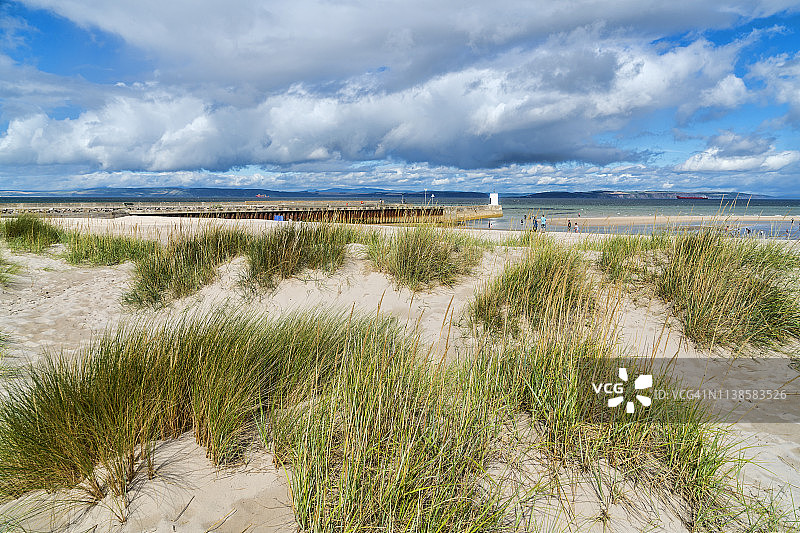 从奈恩海滩眺望默里湾，沙丘、码头、灯塔，苏格兰图片素材