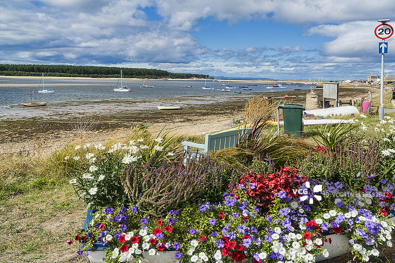 眺望芬霍恩村和默里湾（苏格兰）图片素材