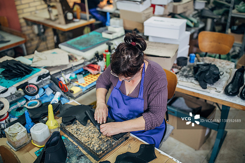 在鞋厂工作的女人图片素材