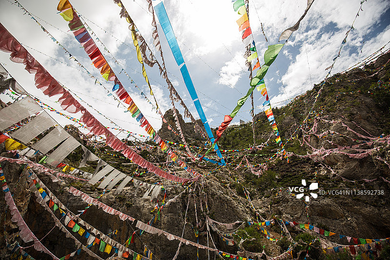 中国青海玉树的经幡图片素材