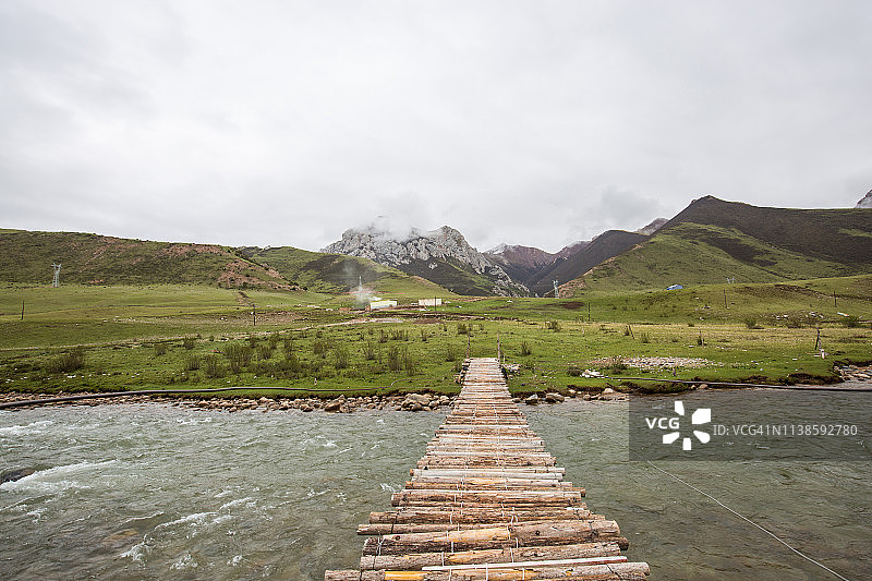 中国青海玉树的河流与牧场图片素材