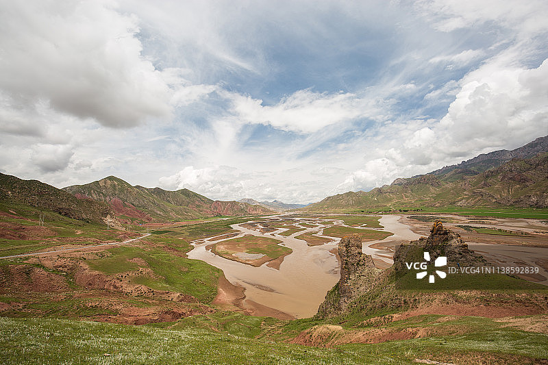 中国青海玉树的河流与牧场图片素材