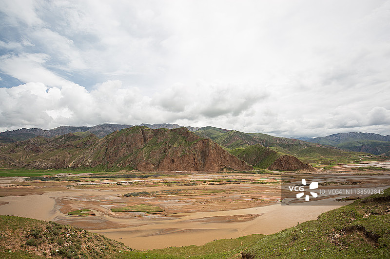 中国青海玉树的河流与牧场图片素材