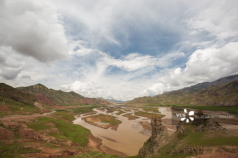 中国青海玉树的河流与牧场图片素材