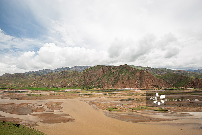 中国青海玉树的河流与牧场图片素材