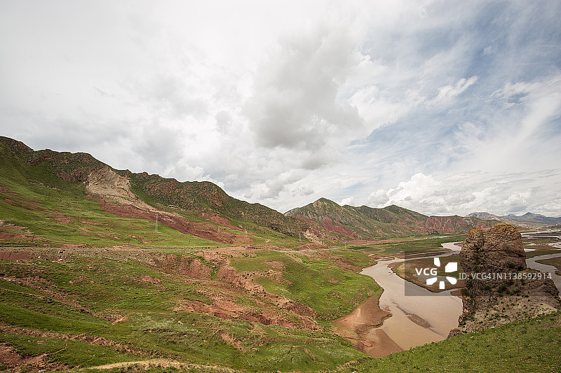 中国青海玉树的河流与牧场图片素材