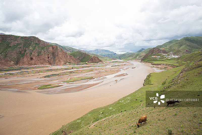 中国青海玉树的河流与牧场图片素材