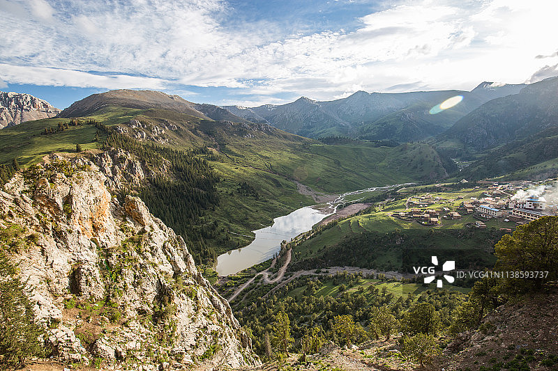 中国青海玉树的河流、牧场和村庄图片素材