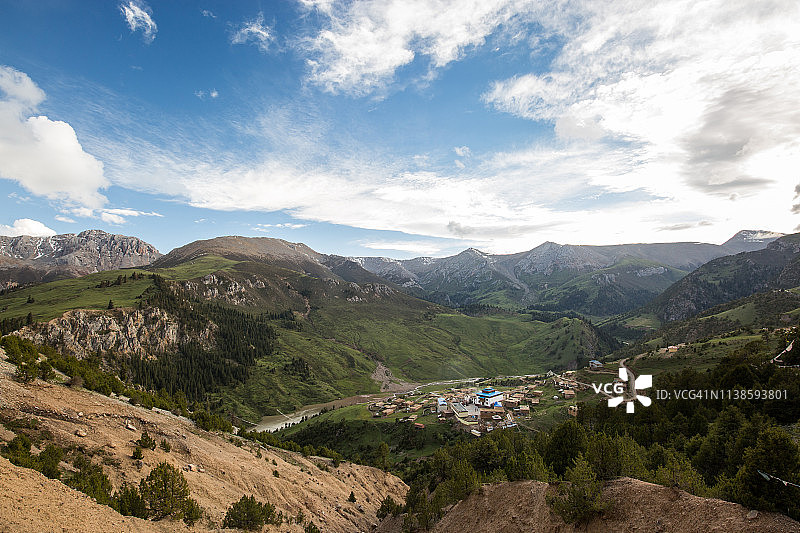 中国青海玉树的河流、牧场和村庄图片素材