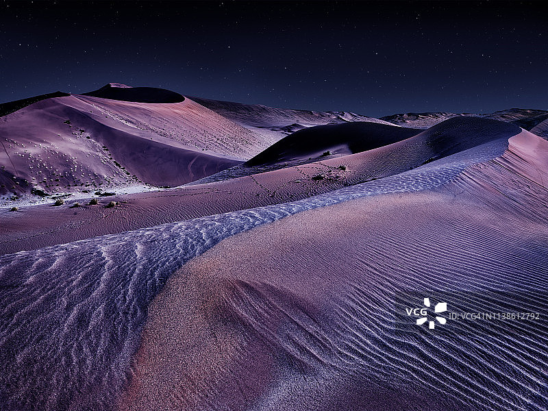 夜晚纳米布沙漠的橙色沙丘和星空图片素材