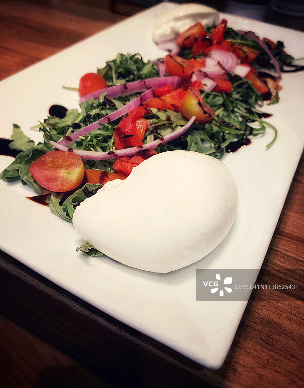 新鲜布拉塔沙拉图片素材