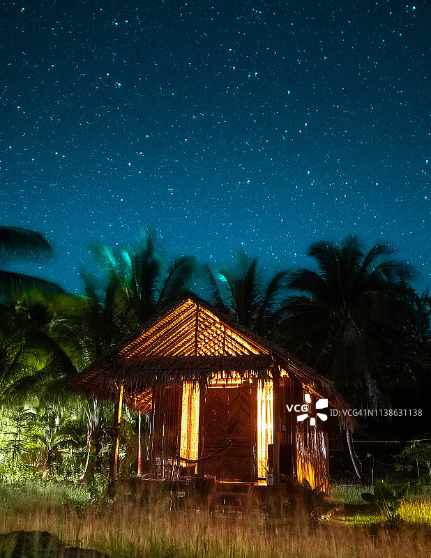 热带竹制小屋/村舍的夜空图片素材
