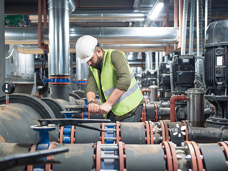 在工厂或公用设施中从事阀门工作的工程师图片素材