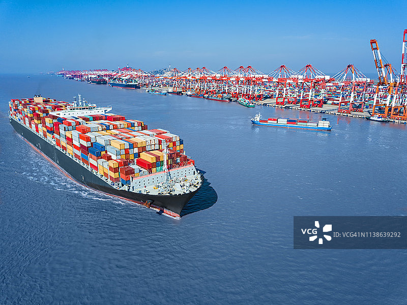 驶离港口的集装箱船图片素材