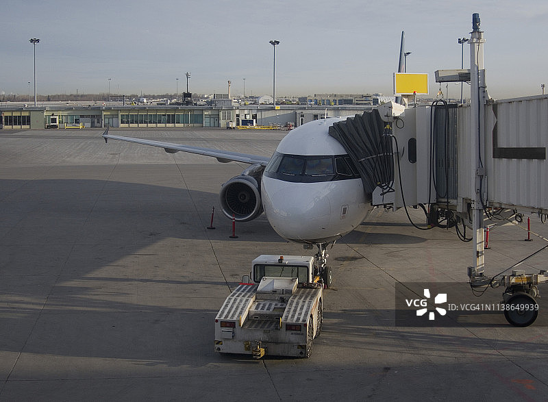 机场登机口的客机图片素材