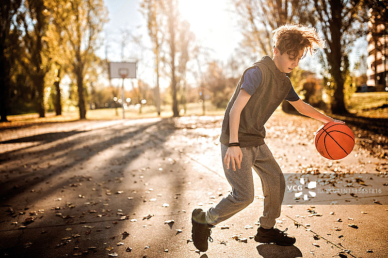 青少年男孩运球图片素材