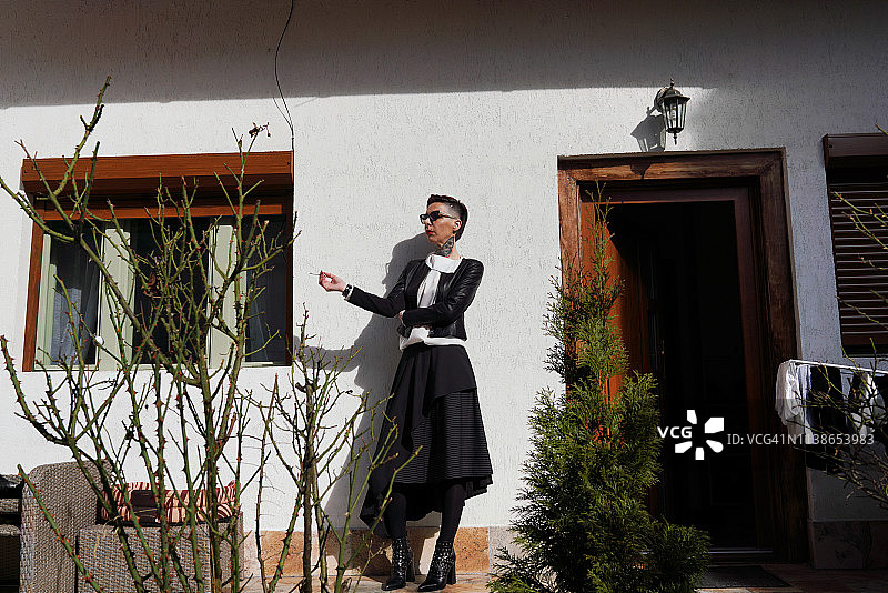 抽烟的红色短发女人图片素材