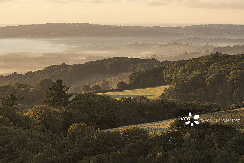 达特穆尔国家公园蒂恩山谷的薄雾图片素材