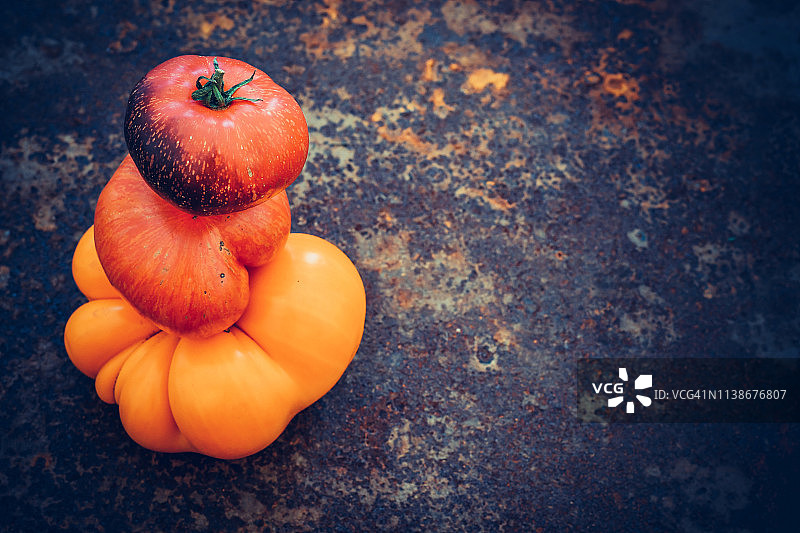 色彩鲜艳的祖传西红柿从我的有机乡村花园新鲜图片素材