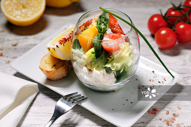 餐厅菜品鲜虾沙拉特写图片素材