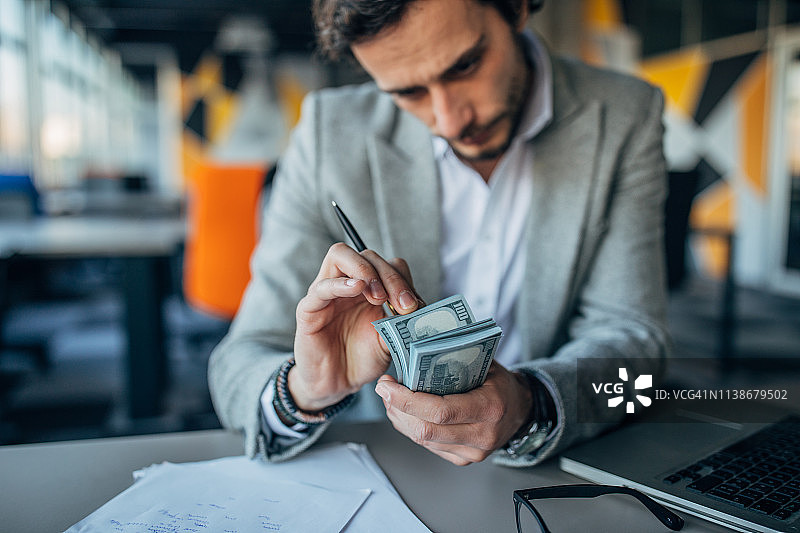 商务男士在数钱图片素材