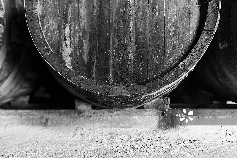 黑白葡萄酒或威士忌桶特写图片素材