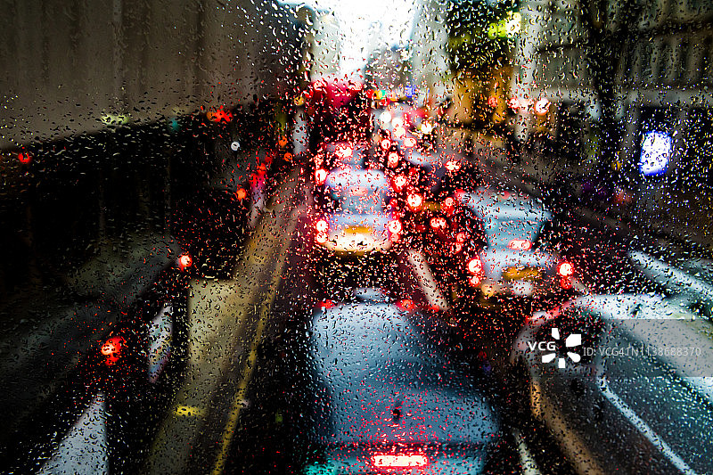 雨夜繁忙高速公路上的模糊车流图片素材