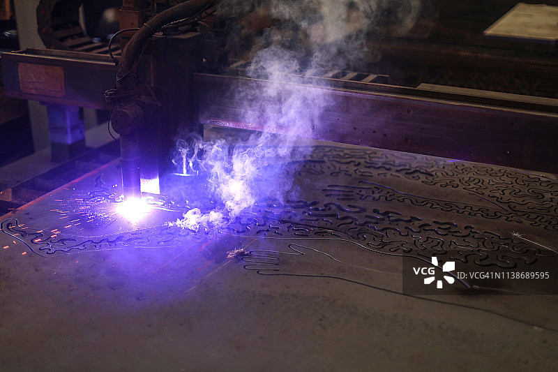 等离子切割机切割金属雕塑图片素材