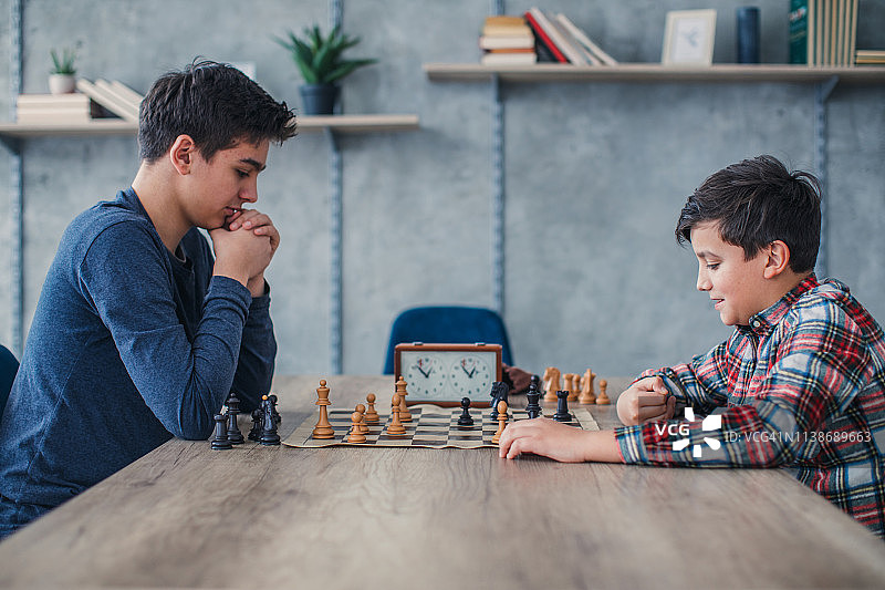 男孩下棋图片素材