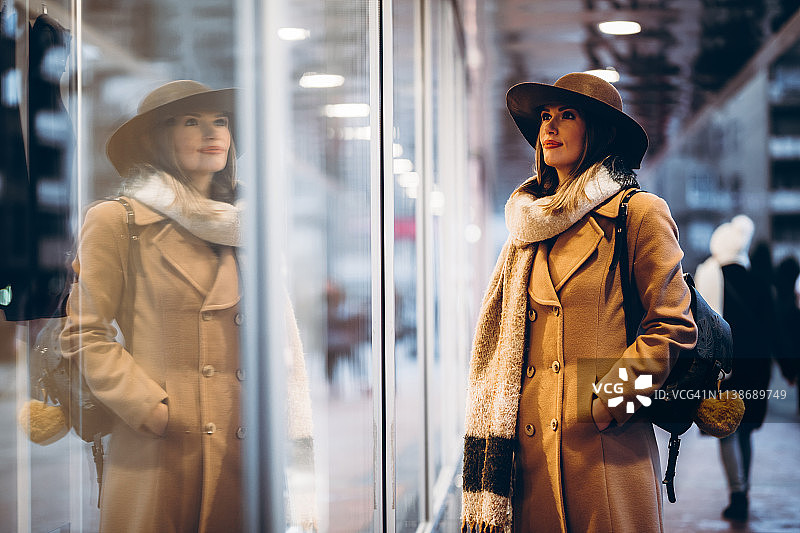 橱窗购物的漂亮女孩图片素材