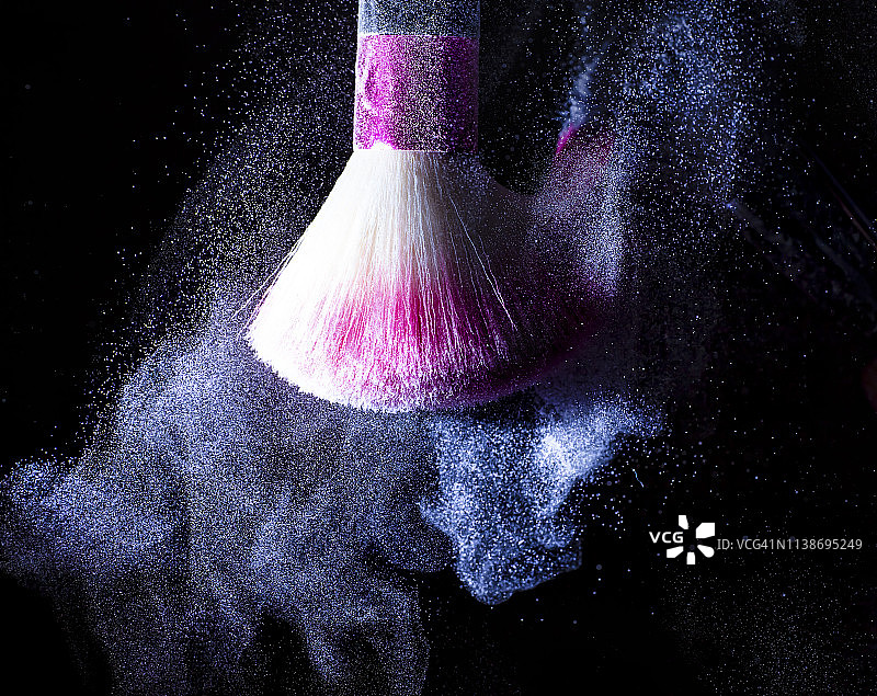 化妆刷吹出的粉末图片素材