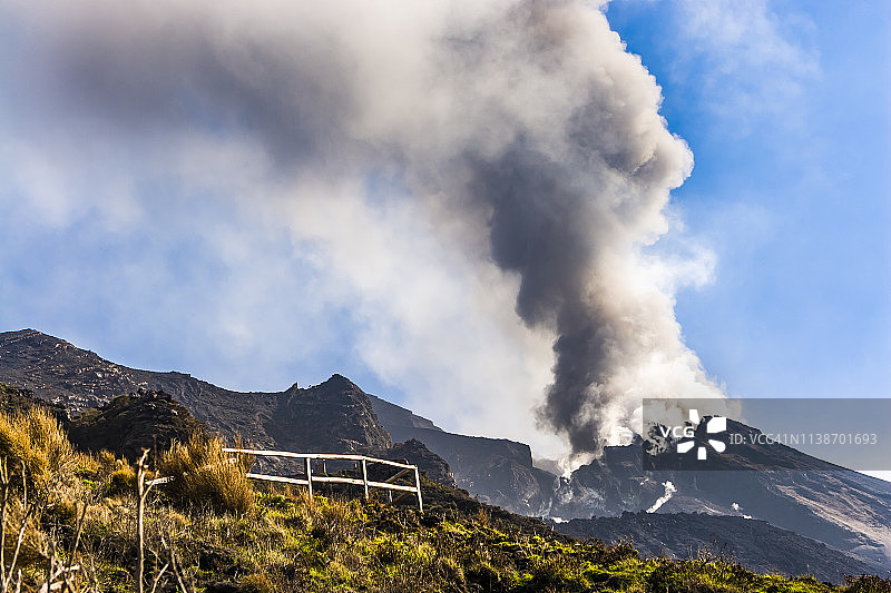 意大利斯特龙博利火山图片素材