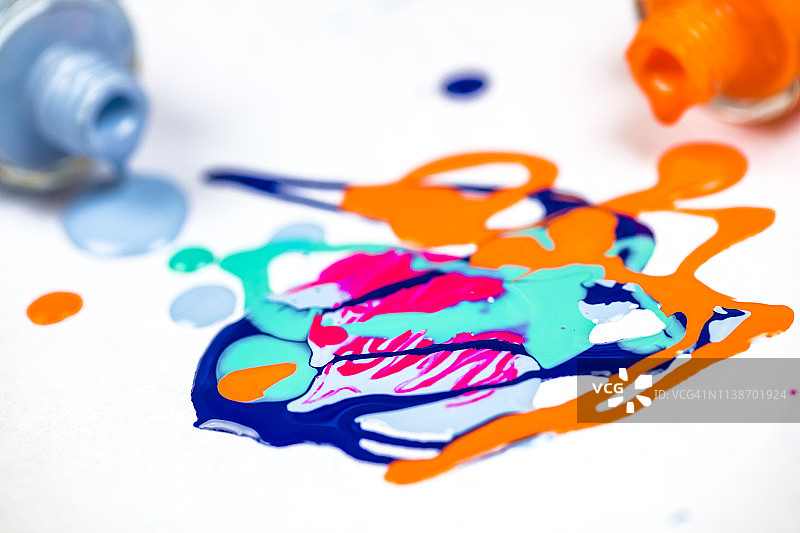指甲油洒在白色背景上，抽象背景图片素材