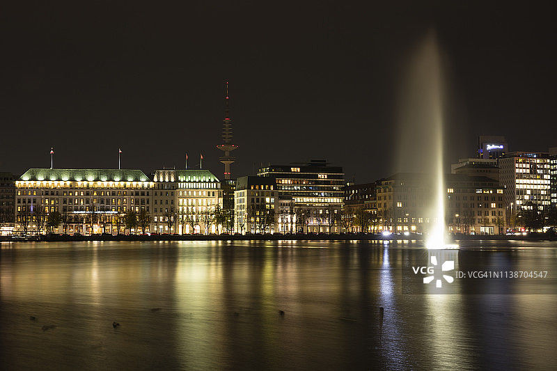 德国汉堡夜景：少女堤和内阿尔斯特湖图片素材