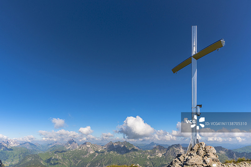 德国巴伐利亚阿尔高阿尔卑斯山，霍赫拉彭科普夫山顶十字架图片素材