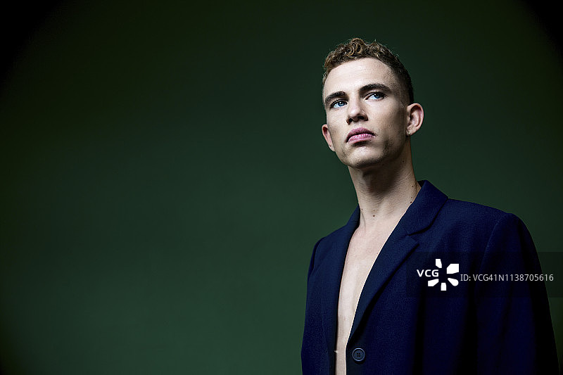 穿着蓝色运动夹克的自信的年轻男人图片素材