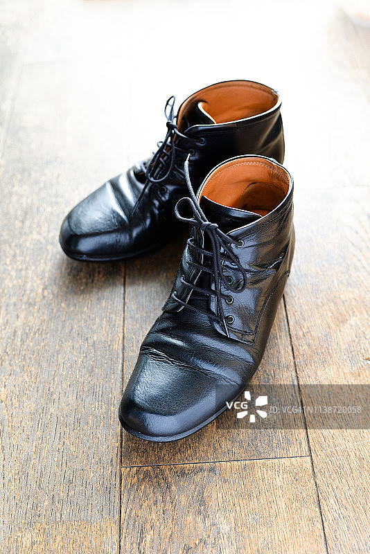 黑色系带皮质踝靴图片素材