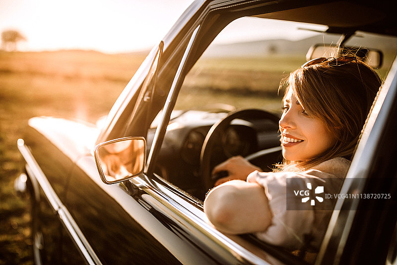 在汽车座椅上享受自然图片素材