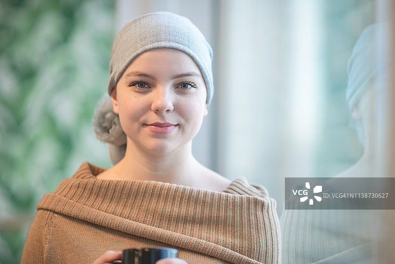 患癌女孩望向窗外。图片素材
