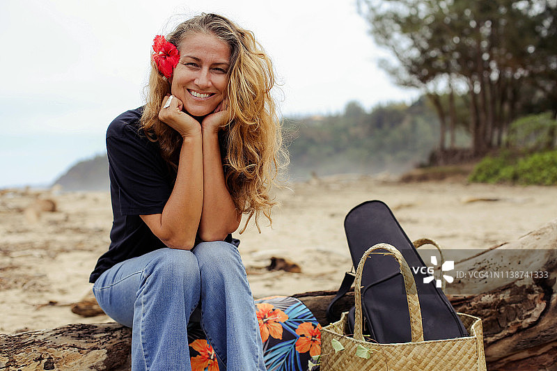 考艾岛北岸享受快乐时光的中年妇女图片素材