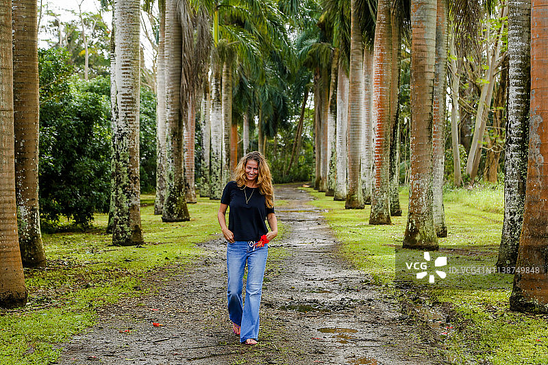 中年妇女在夏威夷享受美好时光，自由生活方式图片素材