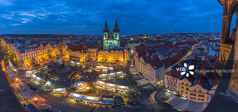 布拉格老城广场黄昏高角度俯瞰图片素材