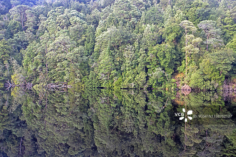 戈登河上的倒影图片素材