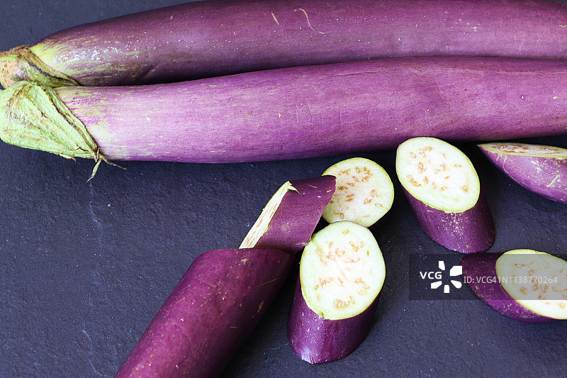 深灰色石板背景上的日本茄子图片素材