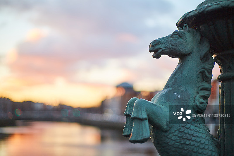 爱尔兰都柏林市的格拉attan桥图片素材